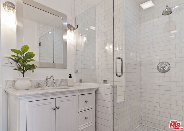 138 N Wilton Place, Los Angeles, CA 90004
