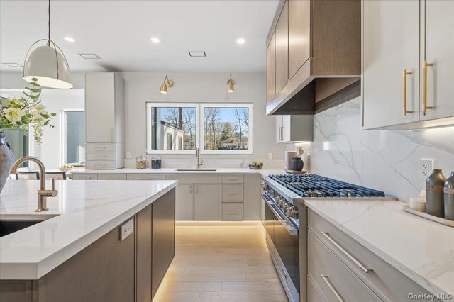 26 Windemere Way, Woodbury, NY 11797