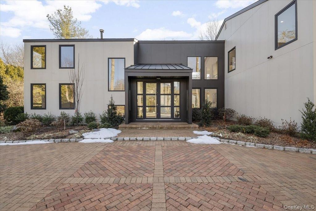 26 Windemere Way, Woodbury, NY 11797