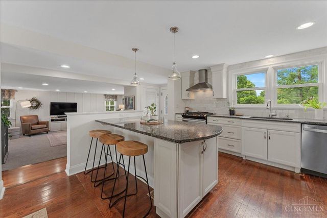 338 Compton Hills Drive, Wyoming, OH 45215