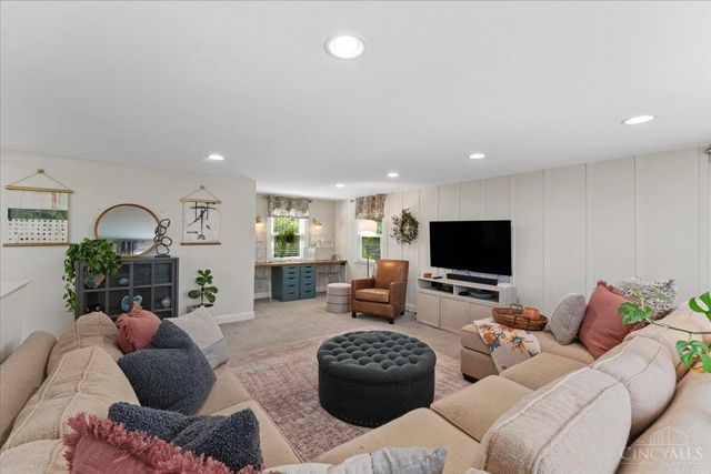 338 Compton Hills Drive, Wyoming, OH 45215