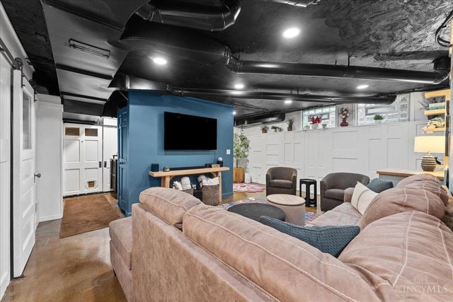 338 Compton Hills Drive, Wyoming, OH 45215