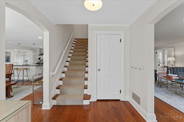 338 Compton Hills Drive, Wyoming, OH 45215