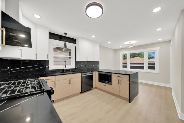 153 W 27th Place, South Chicago Heights, IL 60411