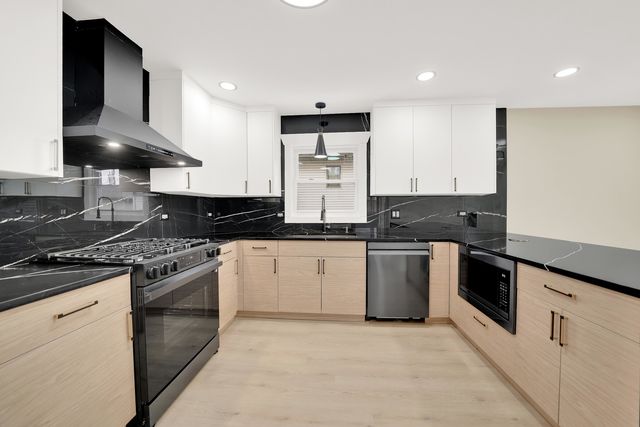 153 W 27th Place, South Chicago Heights, IL 60411