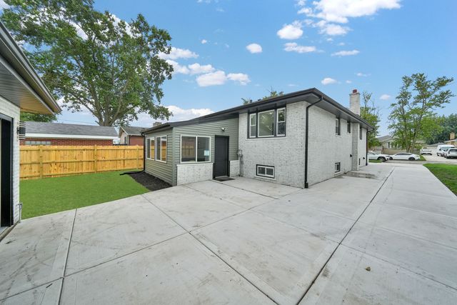 153 W 27th Place, South Chicago Heights, IL 60411