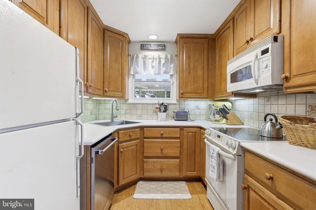 401 RED BARN RD, Willow Grove, PA 19090