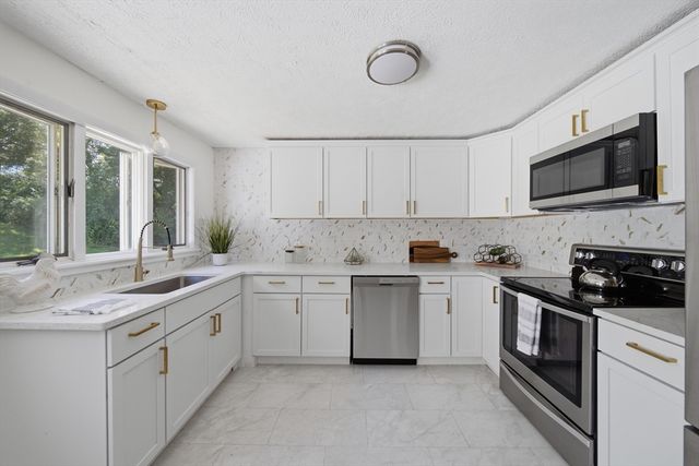 48 Westbrook Rd, South Hadley, MA 01075