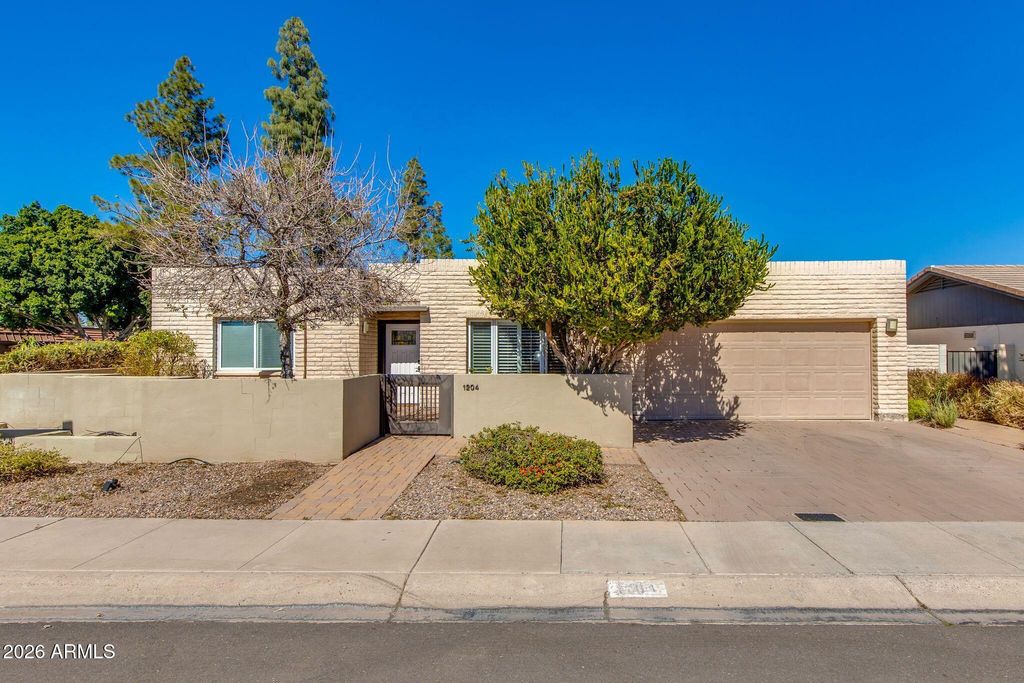 1204 E STEAMBOAT BEND Drive, Tempe, AZ 85283 — exterior