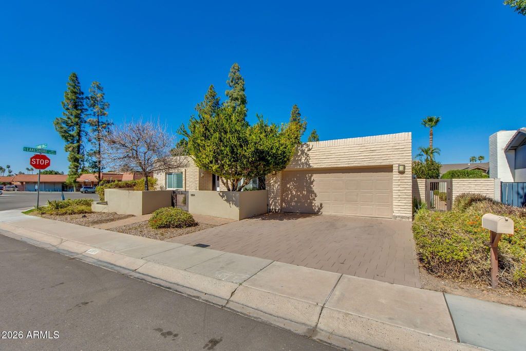 1204 E STEAMBOAT BEND Drive, Tempe, AZ 85283 — photo 4