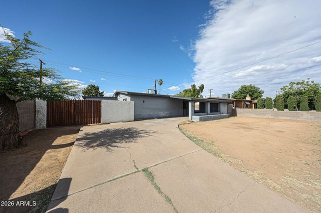 7616 W MITCHELL Drive, Phoenix, AZ 85033