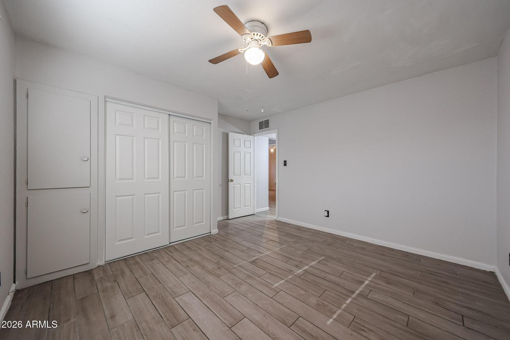 Image 10 of property listing at 7616 W MITCHELL Drive, Phoenix, AZ 85033