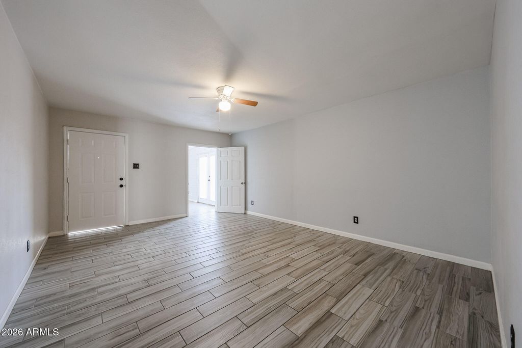 Image 11 of property listing at 7616 W MITCHELL Drive, Phoenix, AZ 85033