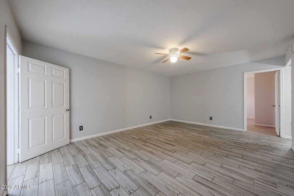 Image 12 of property listing at 7616 W MITCHELL Drive, Phoenix, AZ 85033