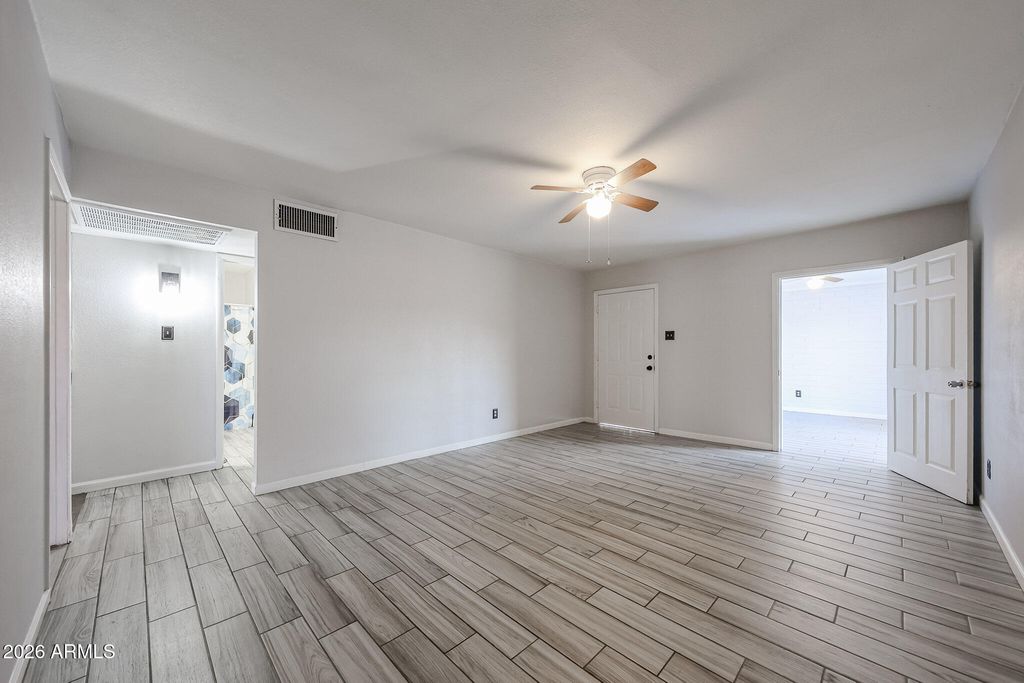Image 13 of property listing at 7616 W MITCHELL Drive, Phoenix, AZ 85033