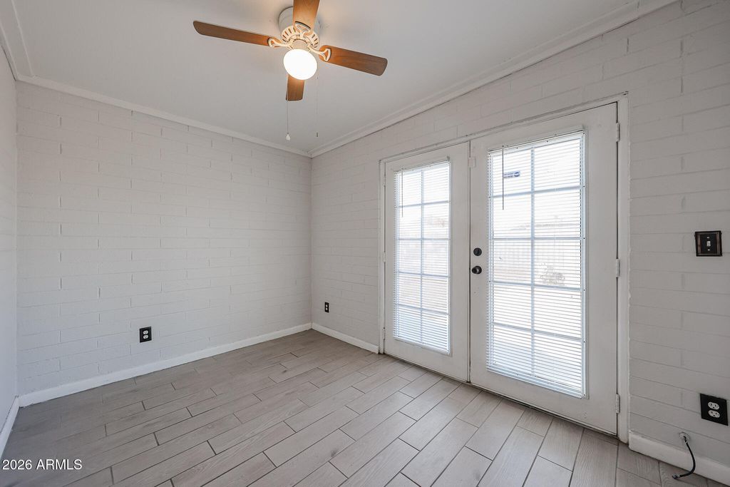 Image 14 of property listing at 7616 W MITCHELL Drive, Phoenix, AZ 85033