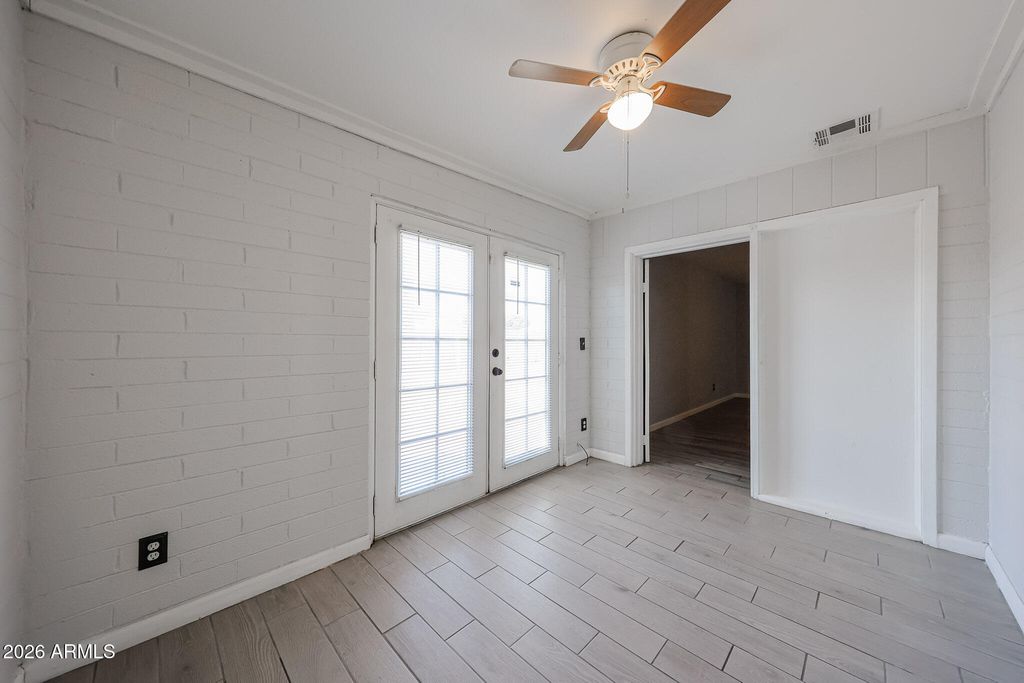 Image 15 of property listing at 7616 W MITCHELL Drive, Phoenix, AZ 85033