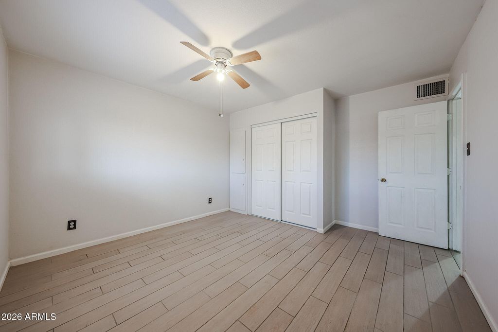 Image 17 of property listing at 7616 W MITCHELL Drive, Phoenix, AZ 85033