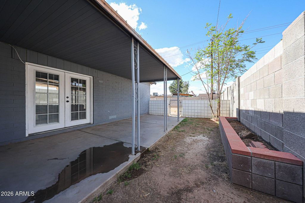 Image 18 of property listing at 7616 W MITCHELL Drive, Phoenix, AZ 85033