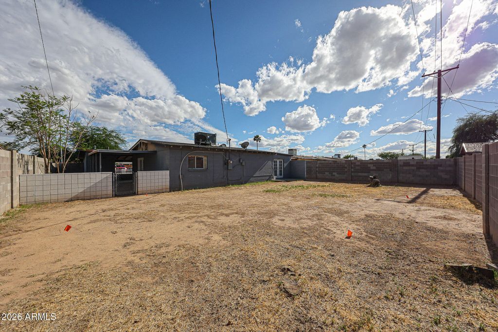 Image 19 of property listing at 7616 W MITCHELL Drive, Phoenix, AZ 85033
