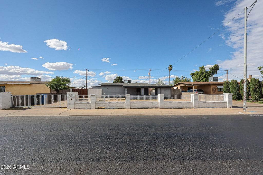 Image 2 of property listing at 7616 W MITCHELL Drive, Phoenix, AZ 85033
