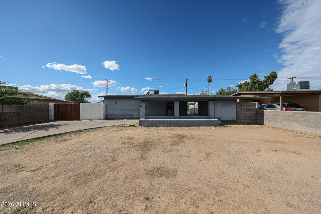 Image 21 of property listing at 7616 W MITCHELL Drive, Phoenix, AZ 85033