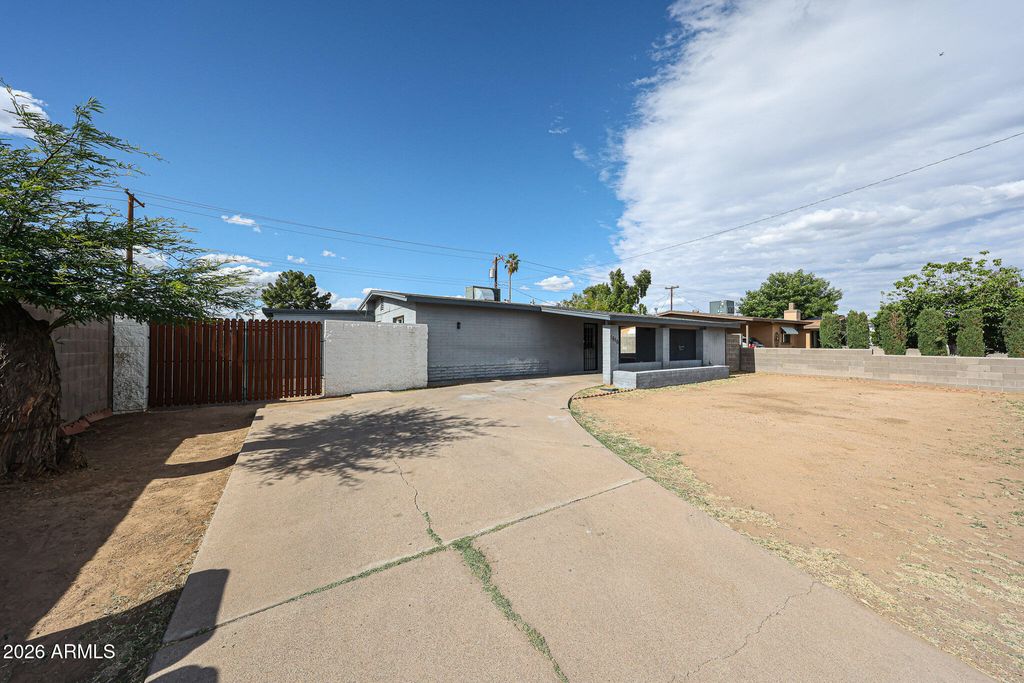 Image 22 of property listing at 7616 W MITCHELL Drive, Phoenix, AZ 85033