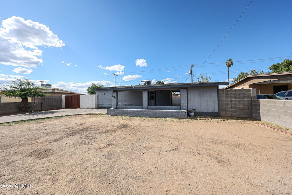 Image 23 of property listing at 7616 W MITCHELL Drive, Phoenix, AZ 85033