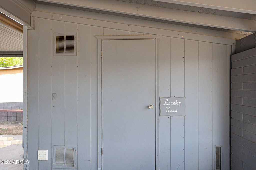 Image 24 of property listing at 7616 W MITCHELL Drive, Phoenix, AZ 85033