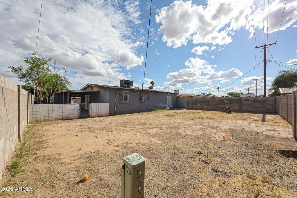 Image 27 of property listing at 7616 W MITCHELL Drive, Phoenix, AZ 85033