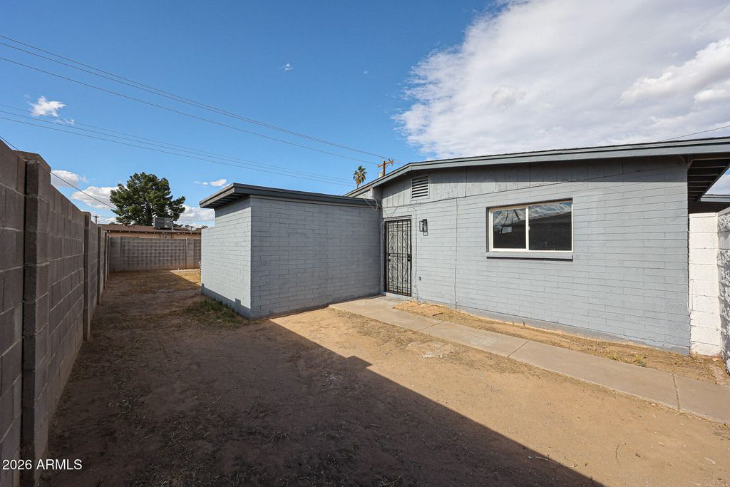 Image 28 of property listing at 7616 W MITCHELL Drive, Phoenix, AZ 85033