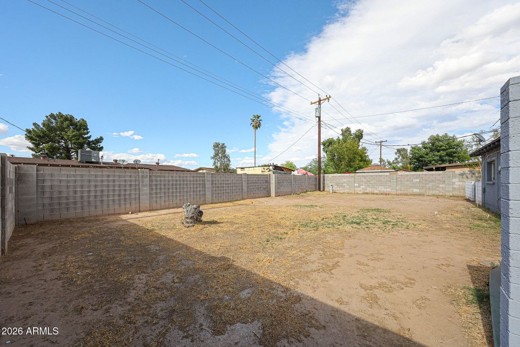 Image 29 of property listing at 7616 W MITCHELL Drive, Phoenix, AZ 85033