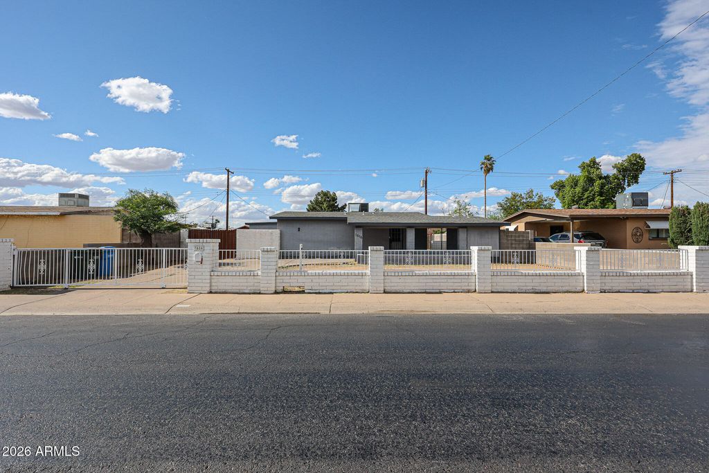 Image 3 of property listing at 7616 W MITCHELL Drive, Phoenix, AZ 85033