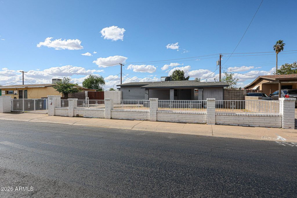 Image 4 of property listing at 7616 W MITCHELL Drive, Phoenix, AZ 85033