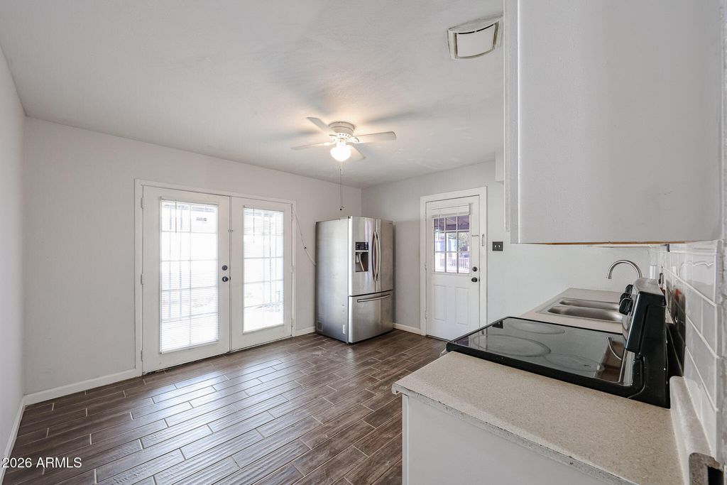 Image 5 of property listing at 7616 W MITCHELL Drive, Phoenix, AZ 85033