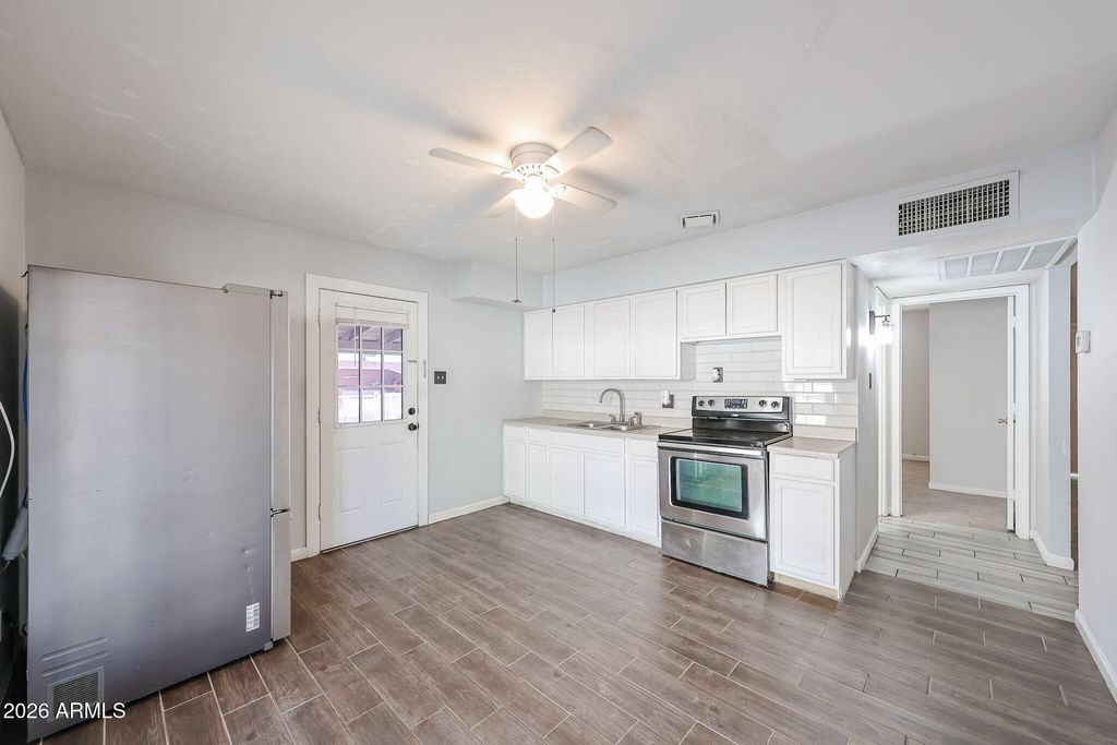 Image 6 of property listing at 7616 W MITCHELL Drive, Phoenix, AZ 85033