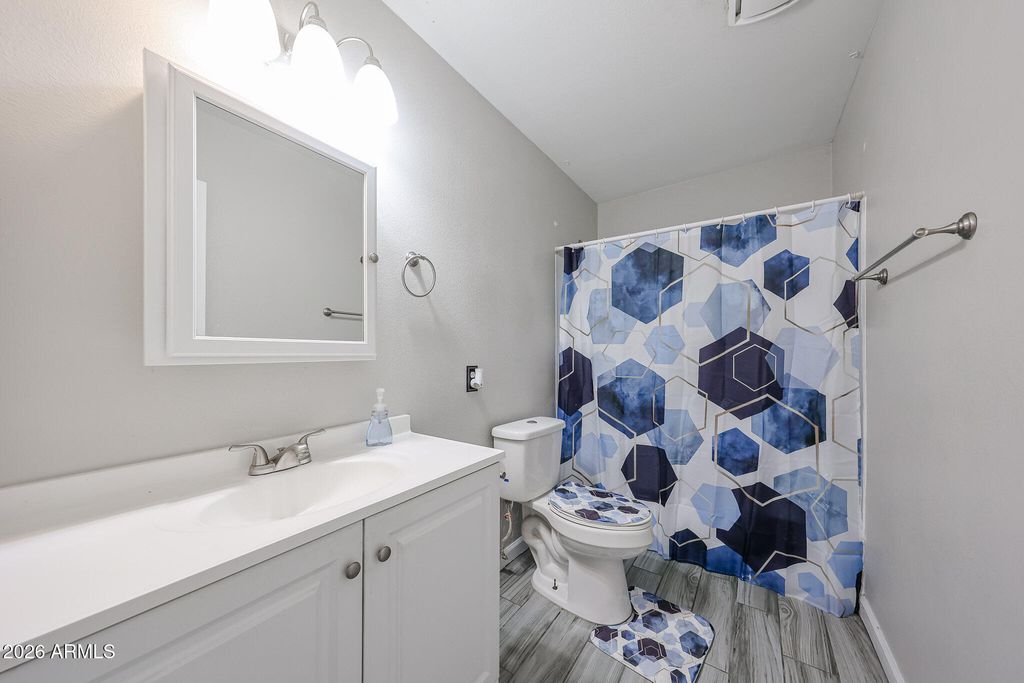Image 7 of property listing at 7616 W MITCHELL Drive, Phoenix, AZ 85033