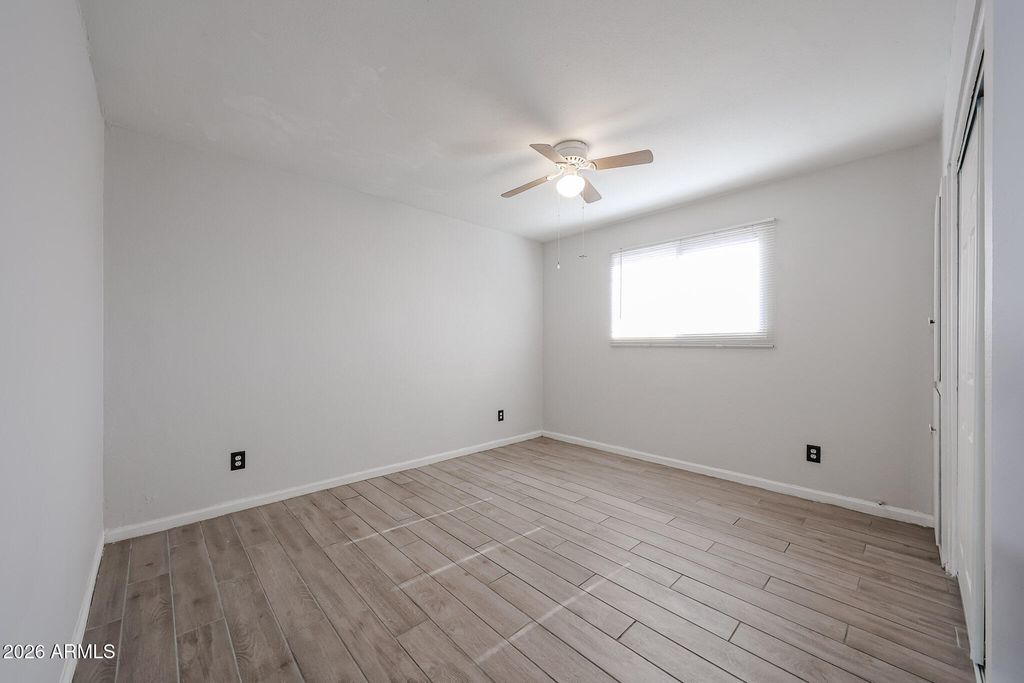 Image 8 of property listing at 7616 W MITCHELL Drive, Phoenix, AZ 85033