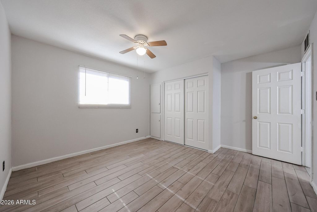 Image 9 of property listing at 7616 W MITCHELL Drive, Phoenix, AZ 85033