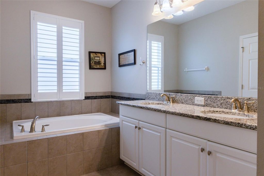 Image 19 of property listing at 11422 LELAND GROVES DRIVE, Riverview, FL 33579