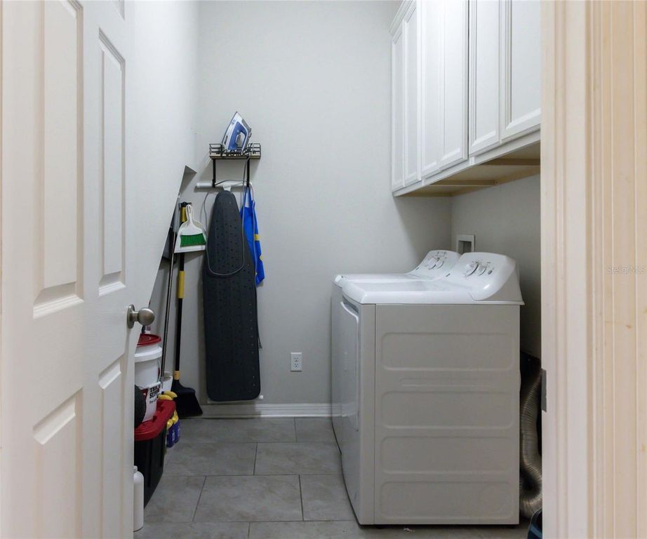 Image 8 of property listing at 11422 LELAND GROVES DRIVE, Riverview, FL 33579