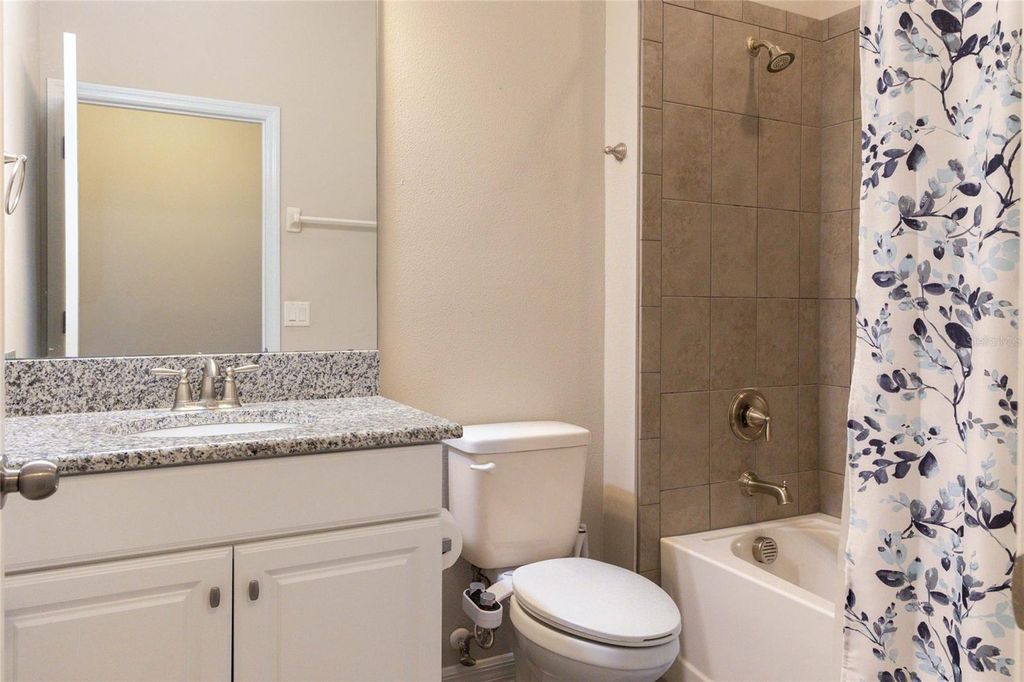 Image 10 of property listing at 11422 LELAND GROVES DRIVE, Riverview, FL 33579