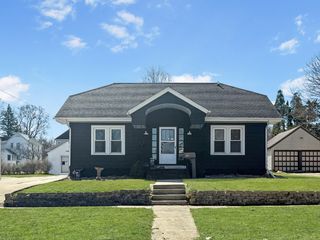 327 W Garfield Street, Freeport, IL 61032