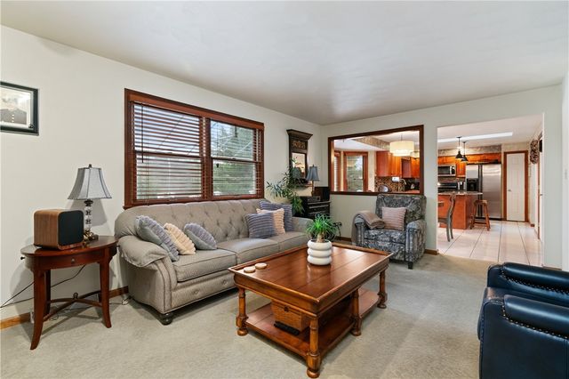 14 Autumnwood Ct, Plum Boro, PA 15239