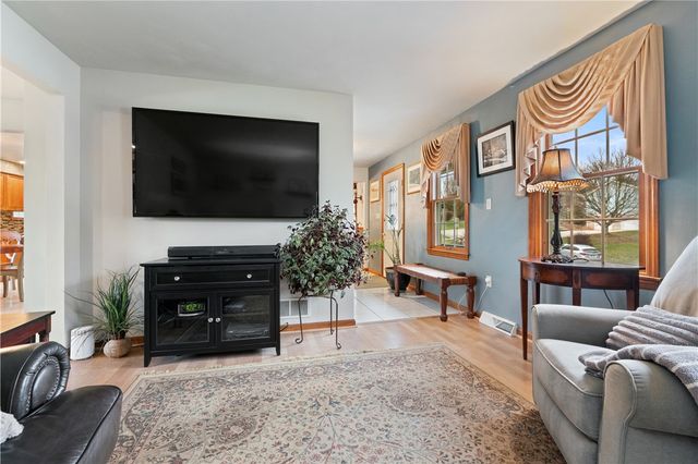 14 Autumnwood Ct, Plum Boro, PA 15239