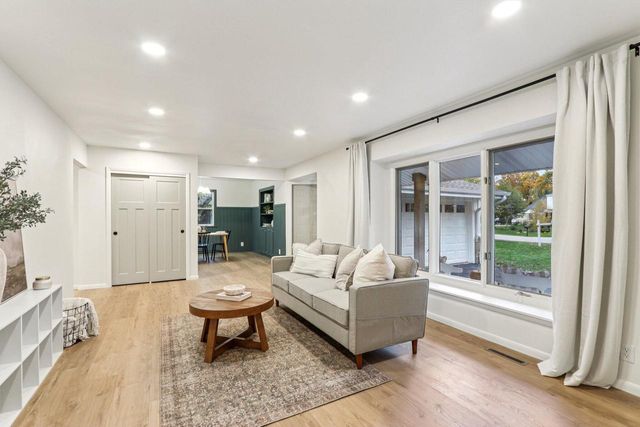 21710 Astolat DRIVE, Brookfield, WI 53045