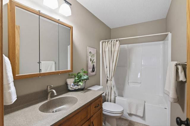 2675 Davis Street S, Cambridge, MN 55008