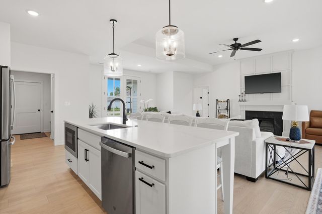 2305 N TRAVELLER DR, Columbia, MO 65202