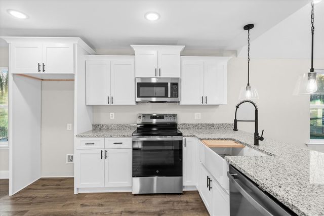 112 Robinhood Dr, Dalton, GA 30721