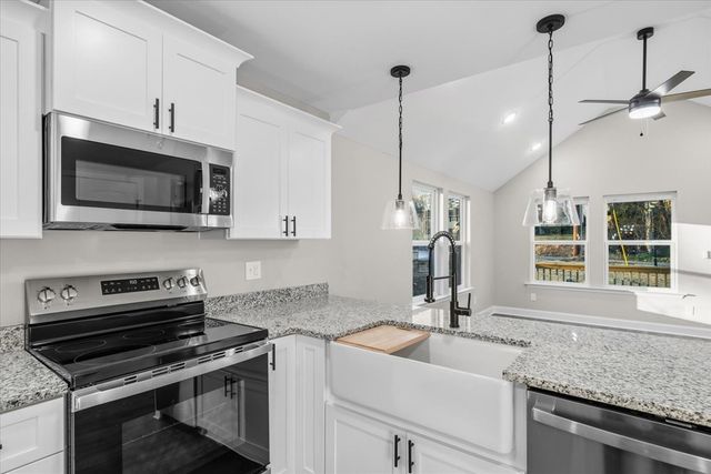 112 Robinhood Dr, Dalton, GA 30721